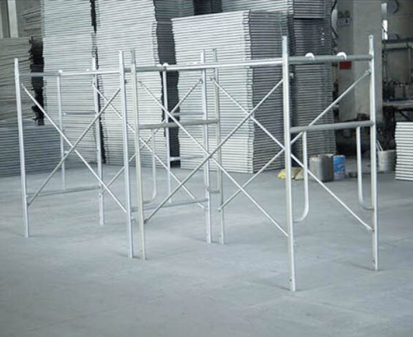 Naglalakad si Gi sa mga frame ng scaffolding