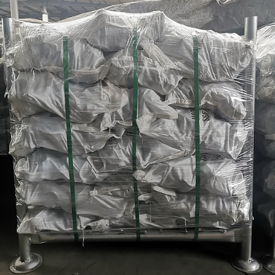 Ang mga habi na bag na may mga palyete ng bakal