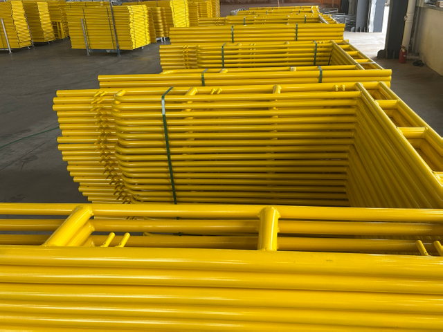 Dilaw na lakad sa pamamagitan ng frame