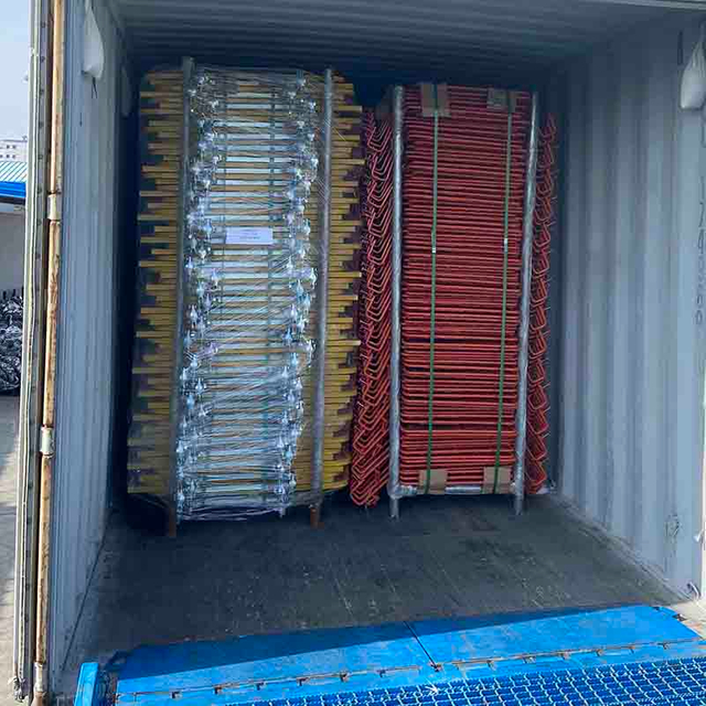 Scaffolding gate at pag -load ng bitag