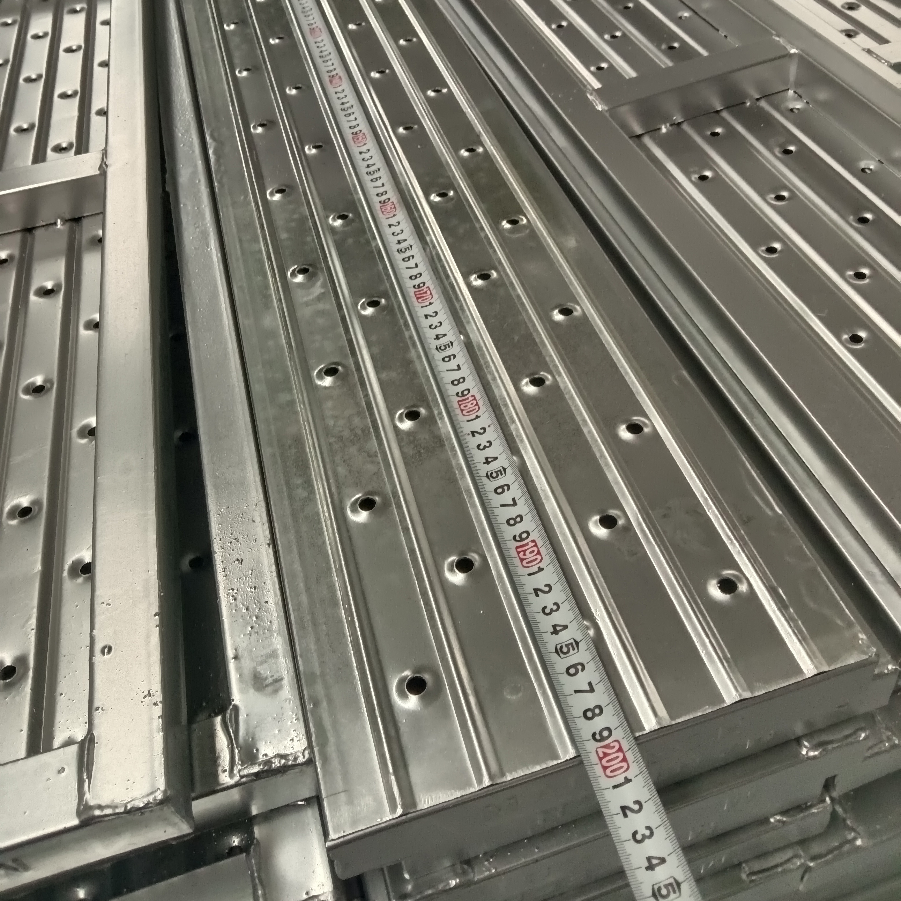 2.0m sarado na plank ng bakal