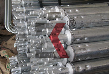 Mainit na galvanized scaffolding pipe na may riveted plug