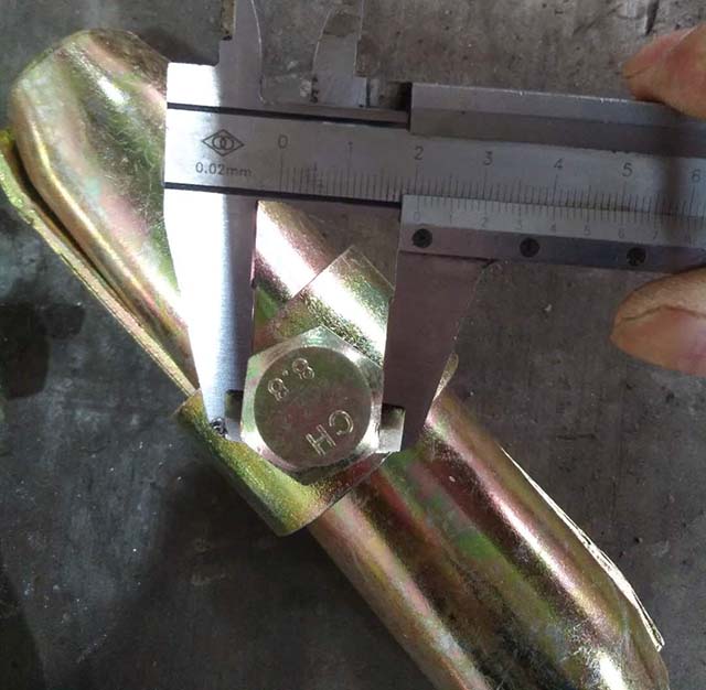 Pinindot ang magkasanib na pin 10