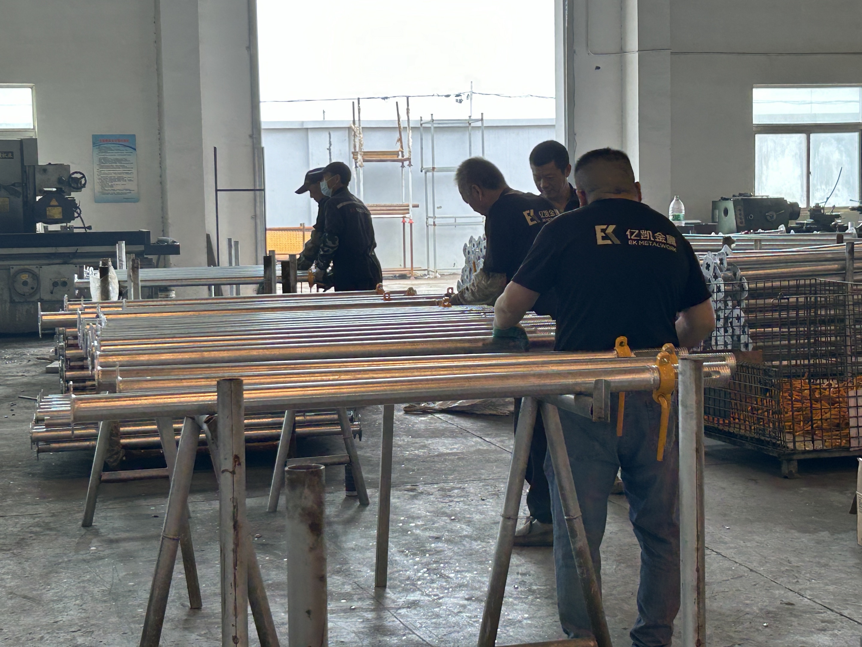 Adjustable steel props 