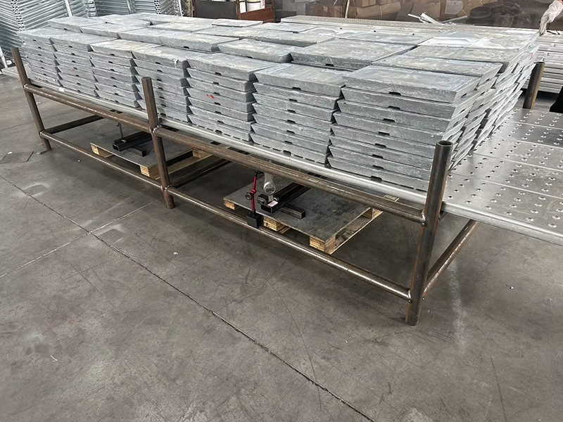 Deformation at displacement ng isang 4-meter-long enclosed scaffolding plank sa ilalim ng load na 5.6 tonelada.