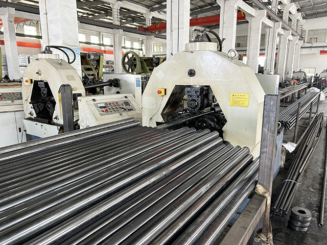 Thread rolling machine