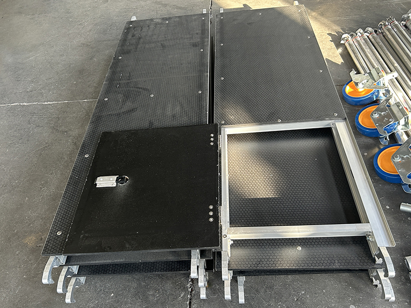 Platform na may trapdoor