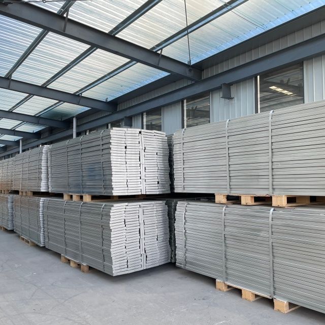 Sarado na uri ng plank ng scaffolding