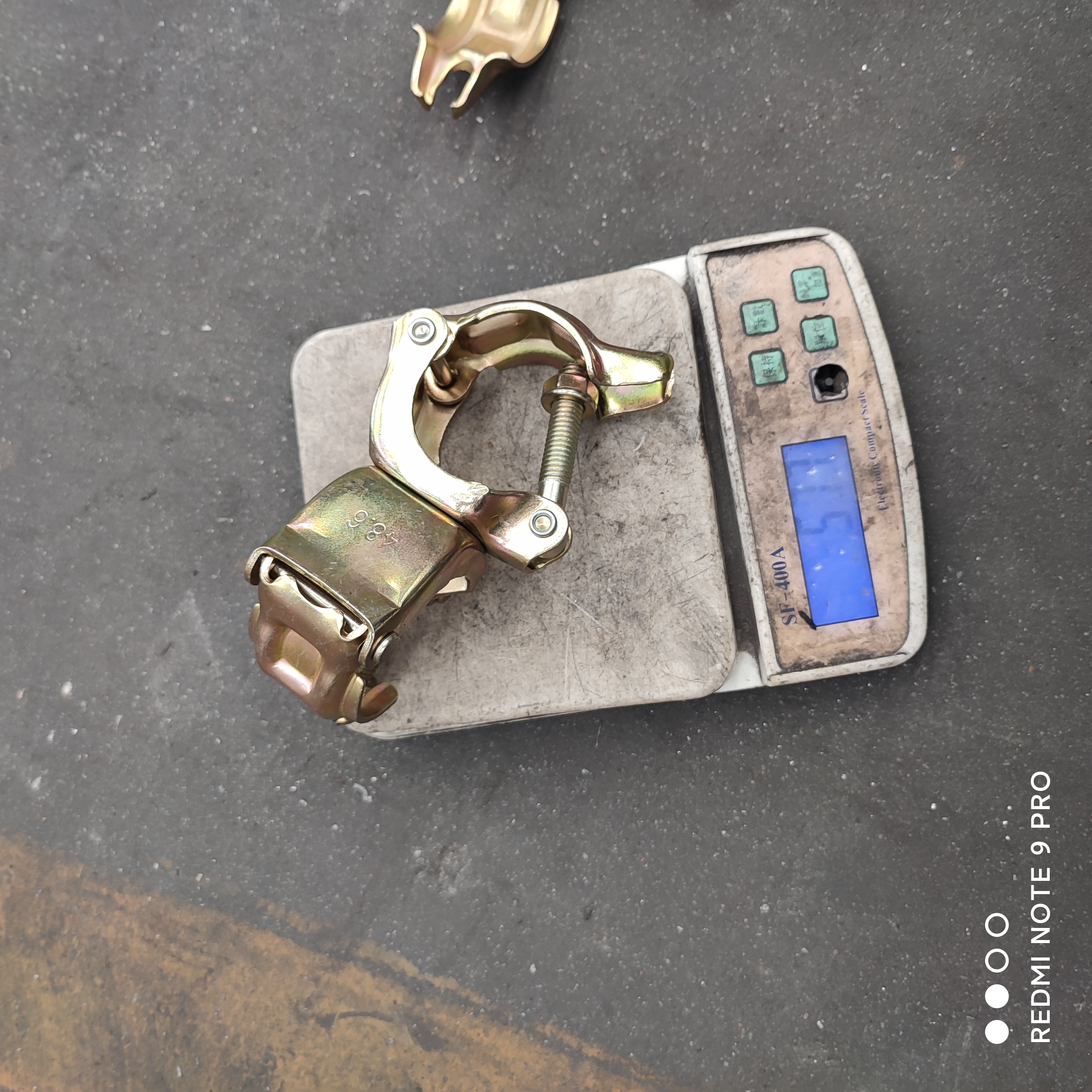 pinindot ang swivel coupler 