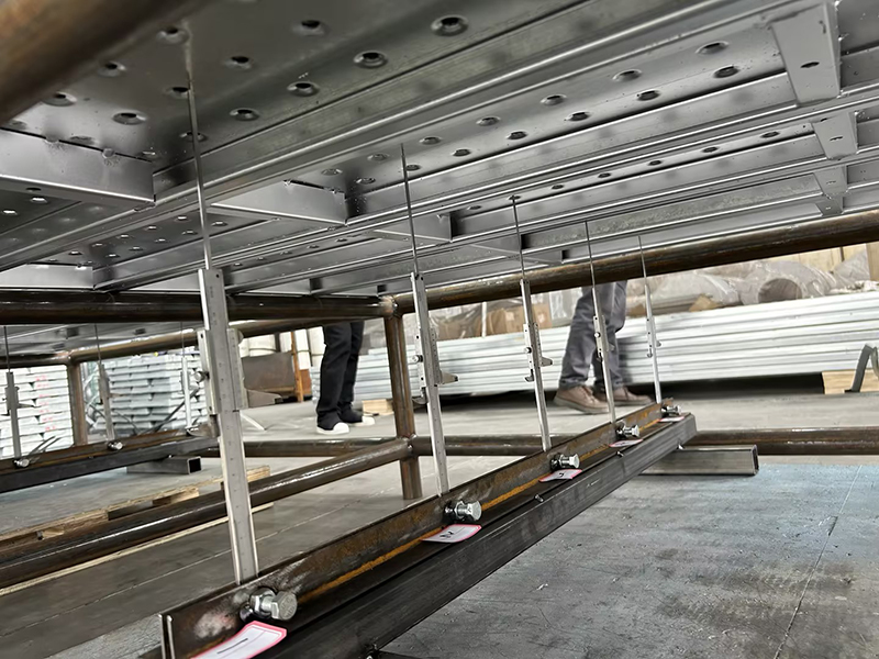 Deformation at displacement ng isang 4-meter-long enclosed scaffolding plank sa ilalim ng load na 5.6 tonelada.