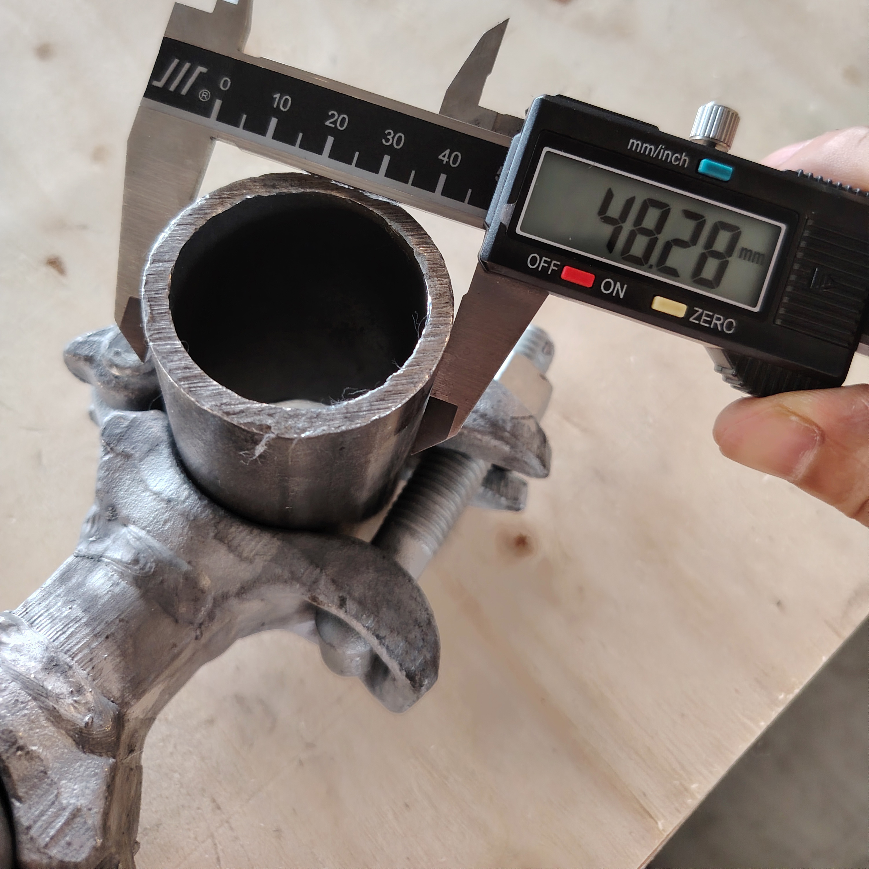 Espesyal na hugis na Scaffolding Clamp Distance Coupler - 98mm 