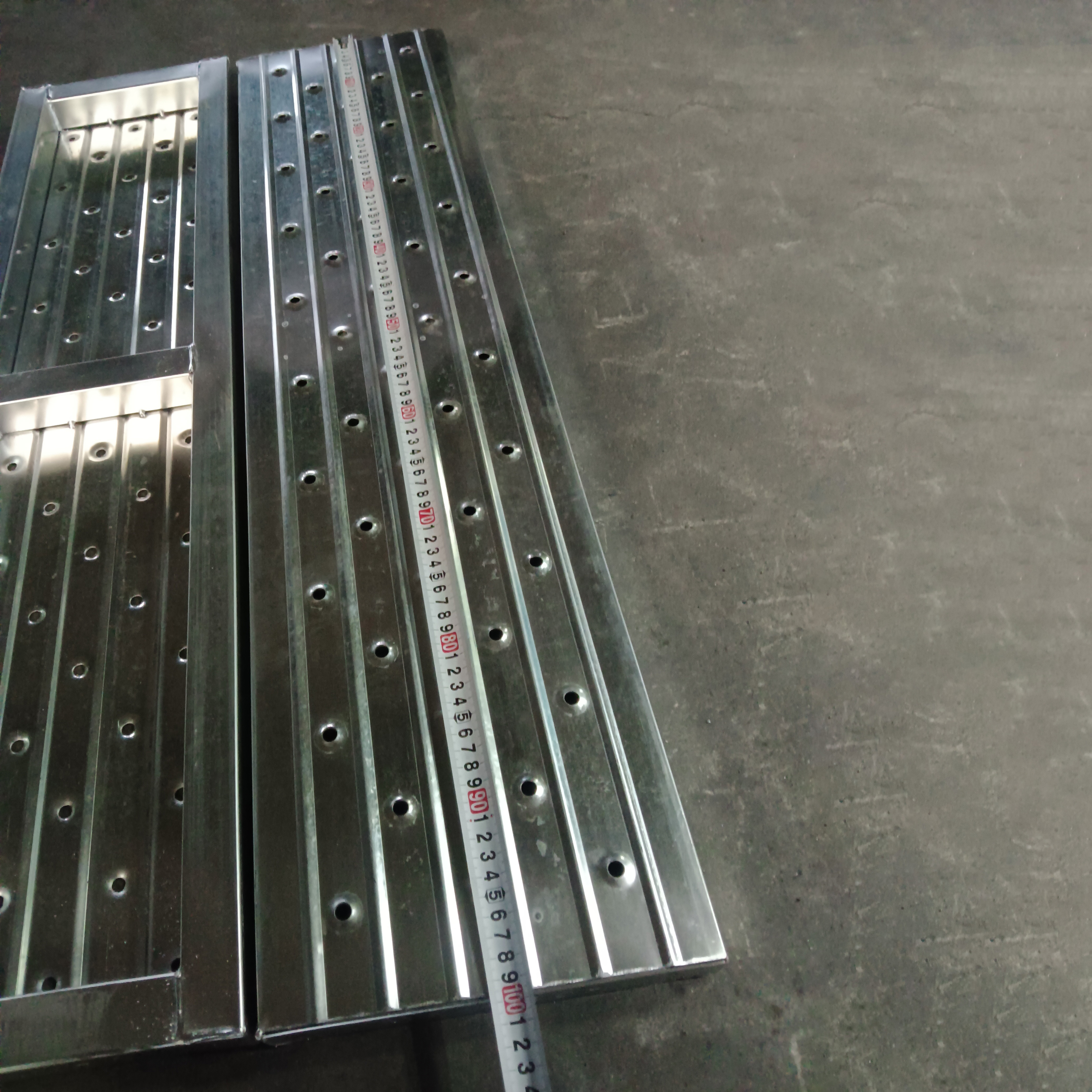 1.0m sarado na plank ng bakal