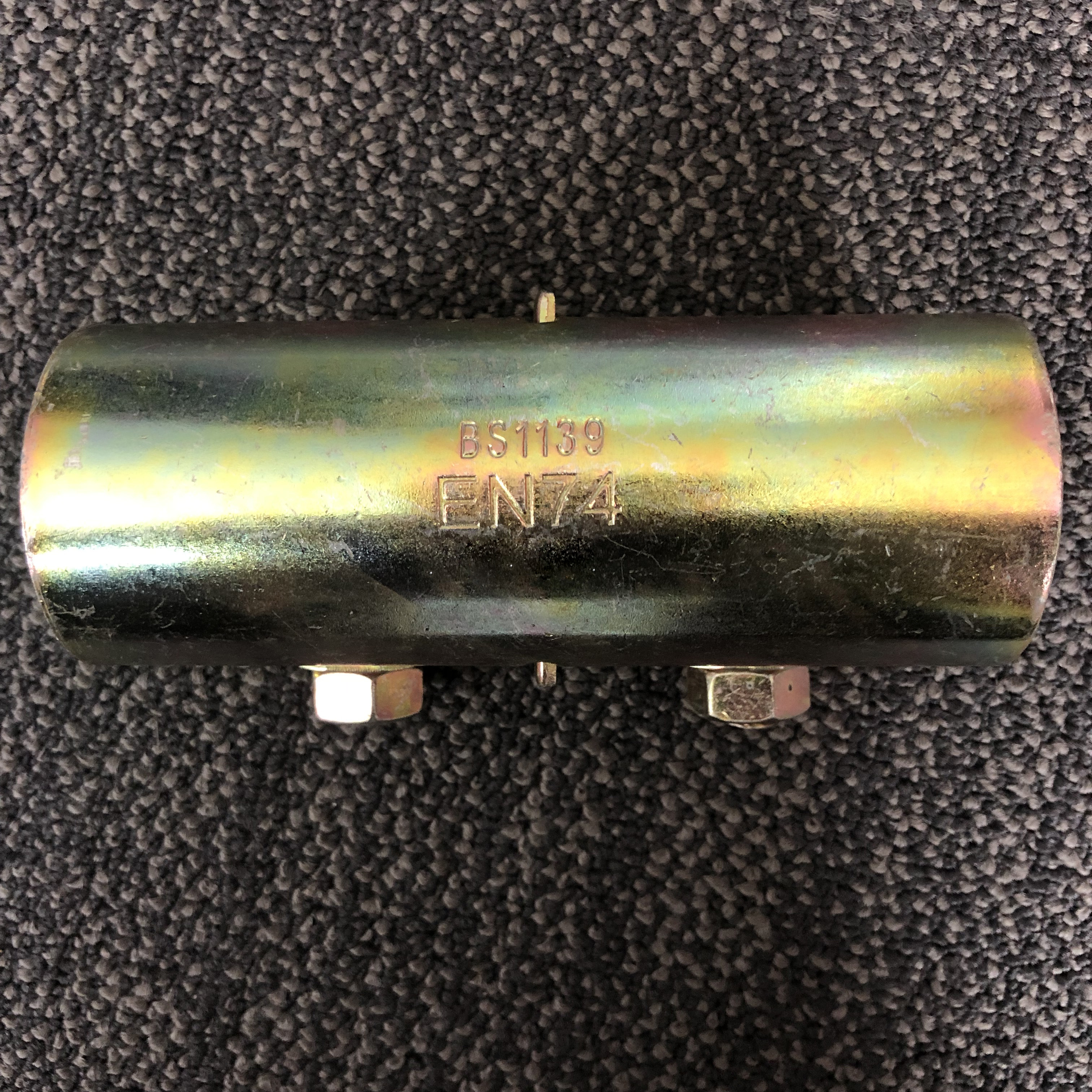 Pinindot ang manggas na coupler