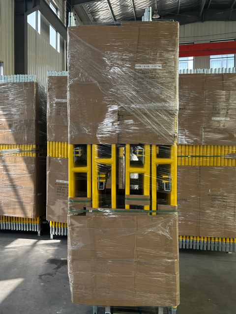 Dilaw na lakad sa pamamagitan ng frame