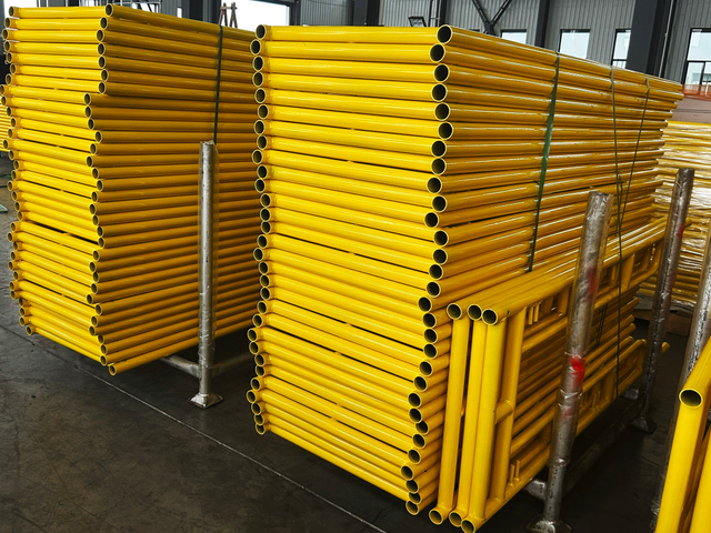 Dilaw na paglalakad sa pamamagitan ng frame