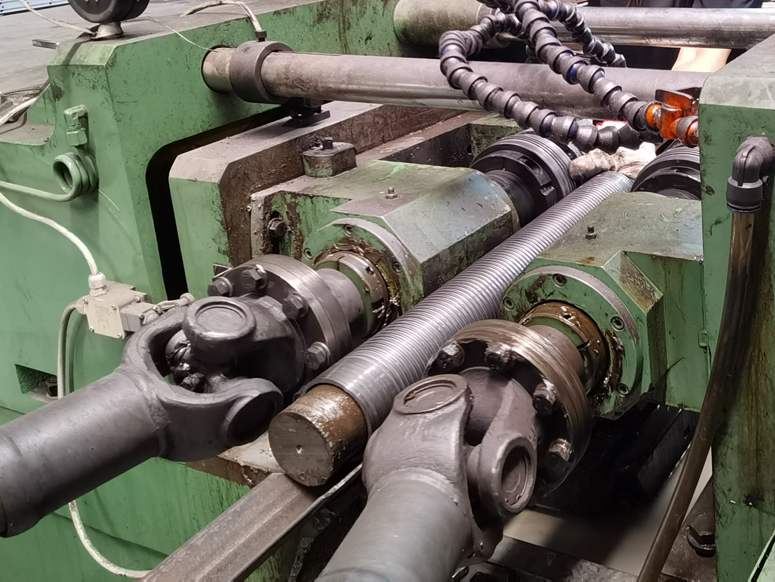 Machining makinis na pipe ng bakal sa may sinulid na pipe ng bakal